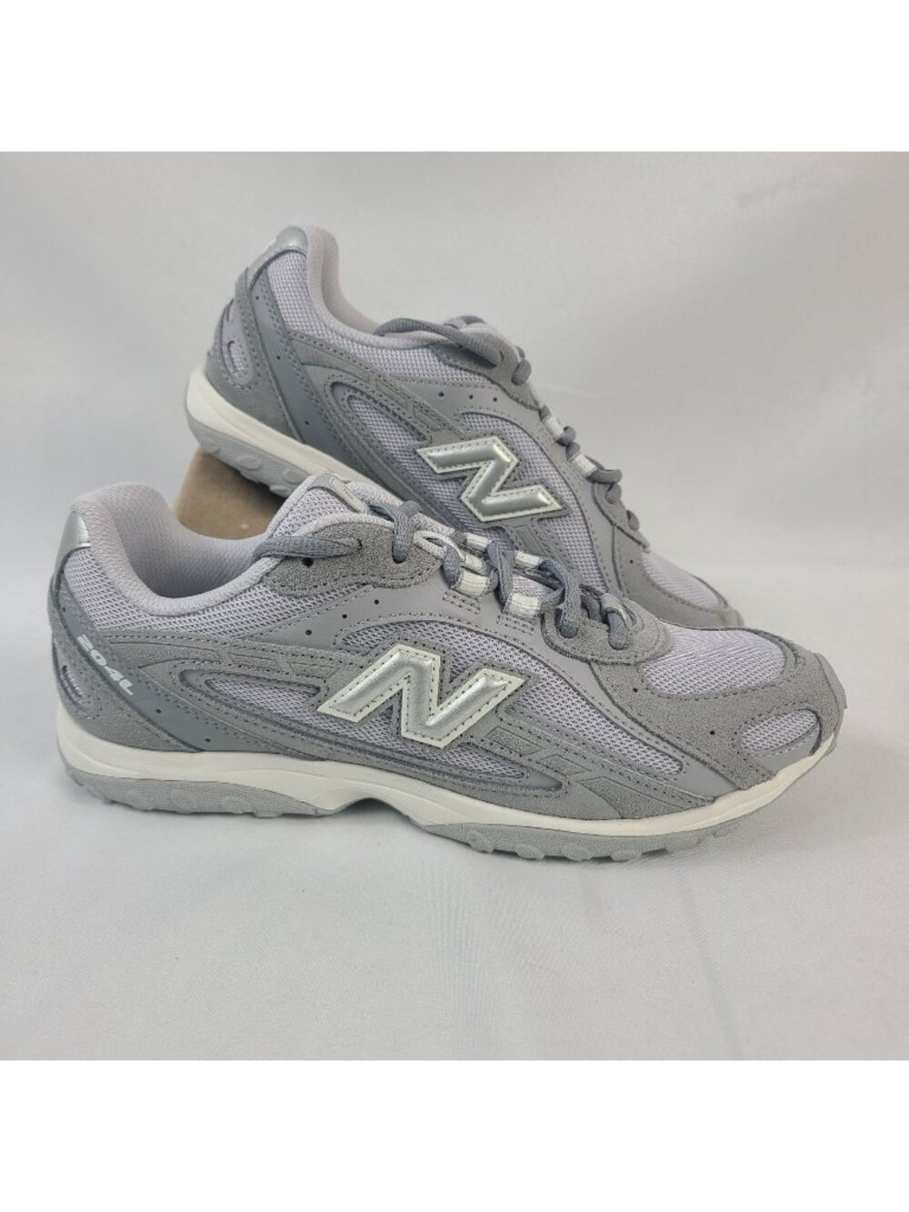 New Balance 204L Womens Athletic Sneakers Gray & White Running Shoes Size 8